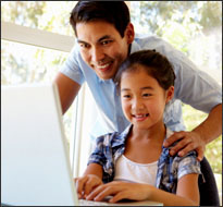 Father and daughter online (istockphoto)