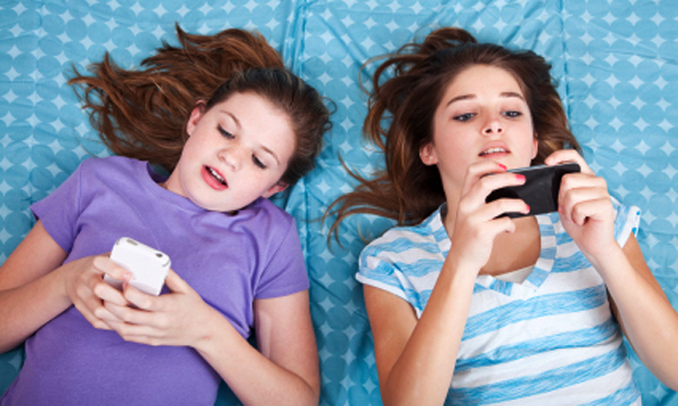 Tweens texting (iStock)